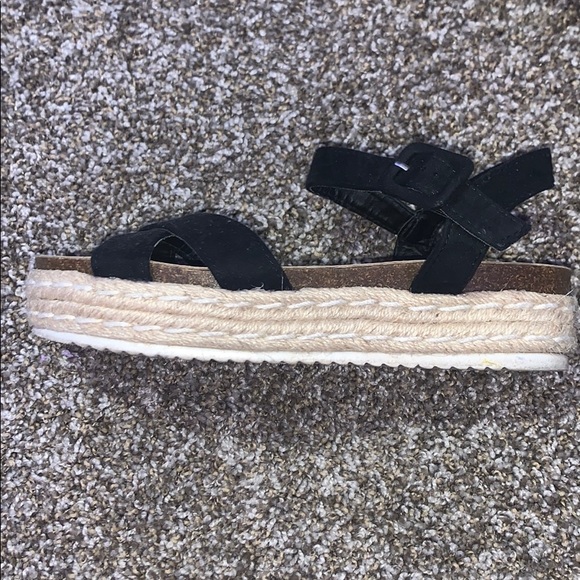 flatformed sandals - Picture 2 of 2